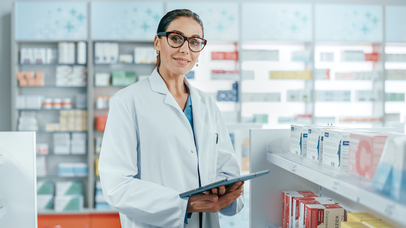 Pharmacy:,Portrait,Of,Professional,Beautiful,Caucasian,Female,Pharmacist,Uses,Digital la pharmacie vert pom